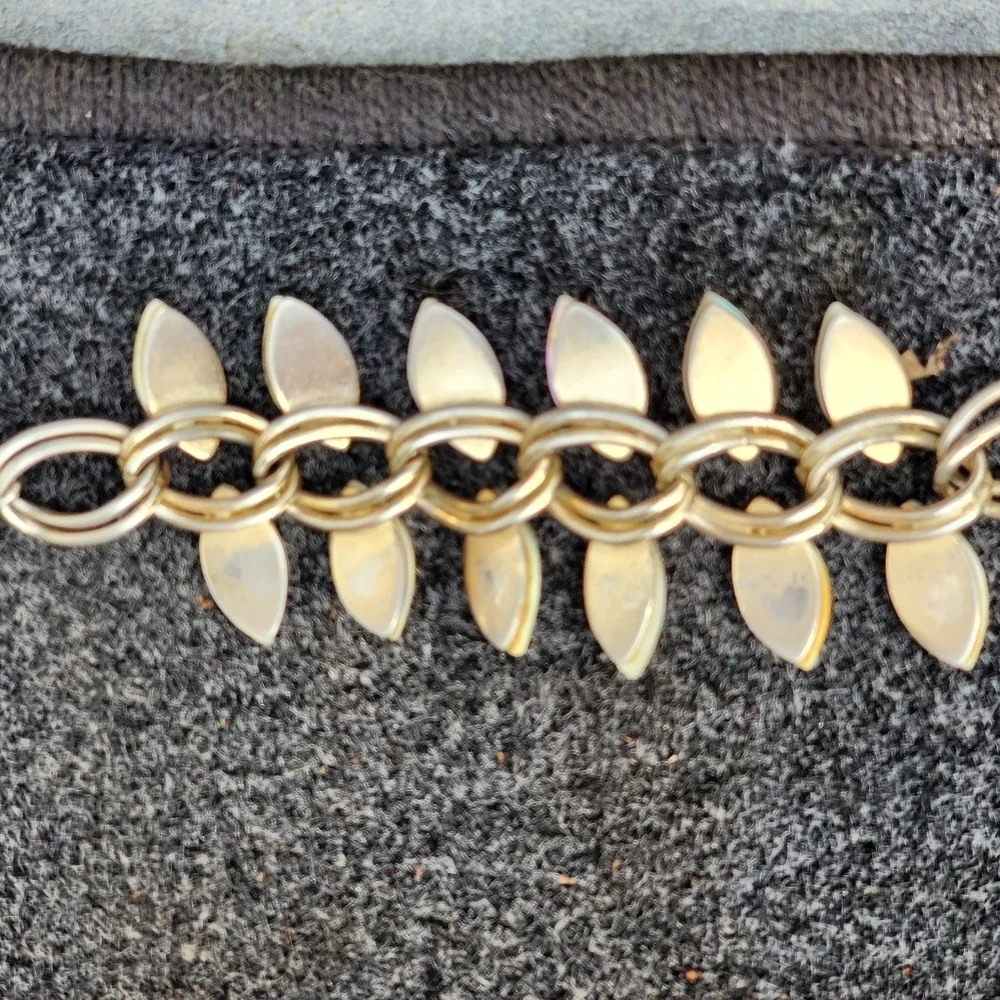 Vintage  Goldtone Mother of pearl  Leaf Chsin Bracele5
